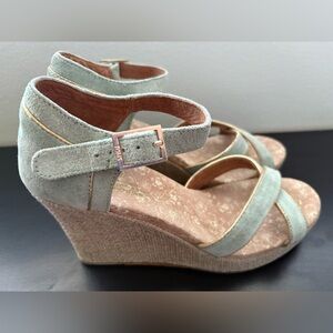 Toms Women's platform Sandals in Light Blue and Beige with gold in size 8